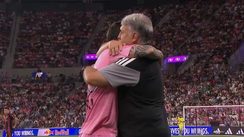 &nbsp;El sentido abrazo entre Messi y Martino