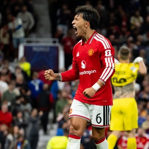 Lisandro Martínez festejando el 4-0 de Manchester United vs. Sabah por la Champions League 2026/27