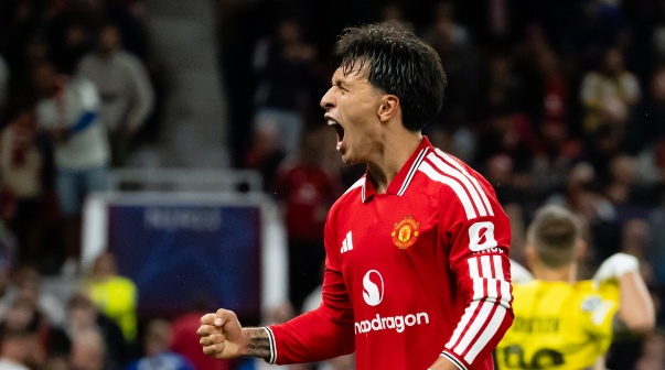 Lisandro Martínez festejando el 4-0 de Manchester United vs. Sabah por la Champions League 2026/27