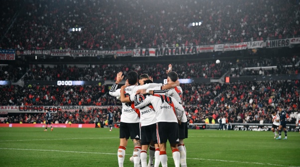 River abrazo monumental