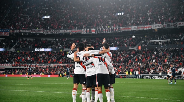 River abrazo monumental