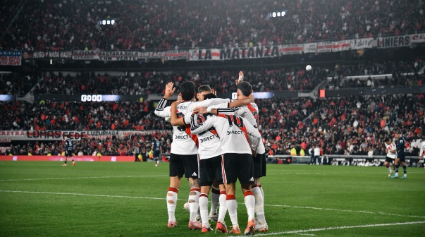 River abrazo monumental