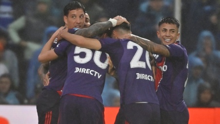River Plate celebración camiseta morada