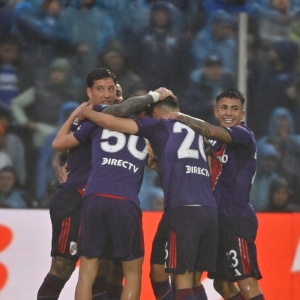 River Plate celebración camiseta morada