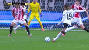 El peruano se armó una buena jugada individual y sacó un gran remate que paso cerca al arco de Muslera.