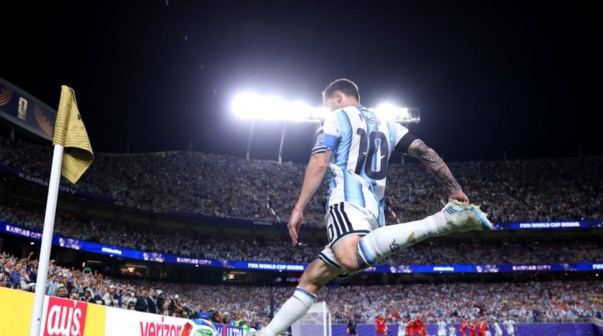 Lionel Messi tirando un centro
