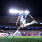 Lionel Messi tirando un centro