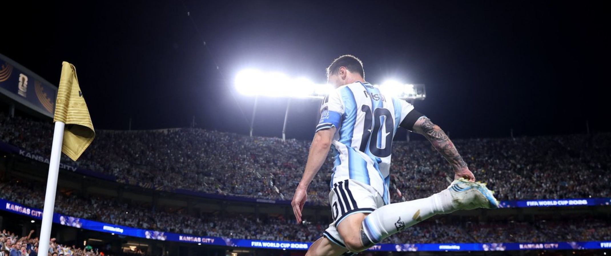 Lionel Messi tirando un centro