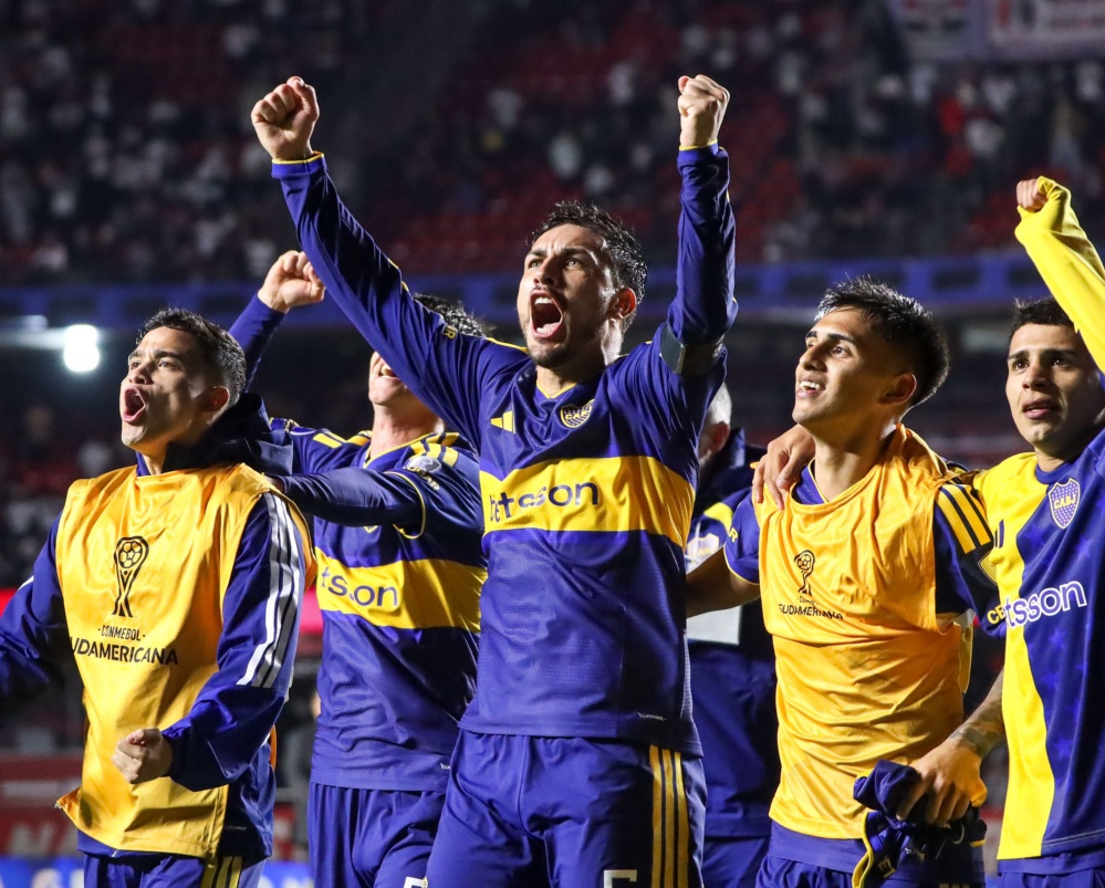 Boca Juniors players celebrate their qualification after drawing 1-1 with Sao Paulo in the second leg of the Copa Sudamericana quarterfinals, at Morumbi Stadium, in the southern zone of Sao Paulo, this Tuesday, September 15, 2026