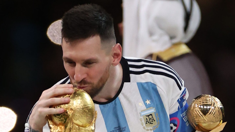 Lionel Messi con la Copa del Mundo Qatar 2022