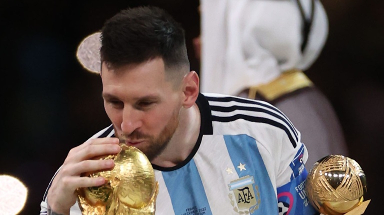 Lionel Messi con la Copa del Mundo Qatar 2022
