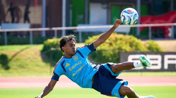 Lamine Yamal en el entrenamiento de la Selección