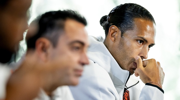 Virgil Van Dijk y Xavi Hernández en conferencia de prensa