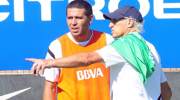 Carlos Bianchi y Juan Román Riquelme durante un entrenamiento de Boca 2013.