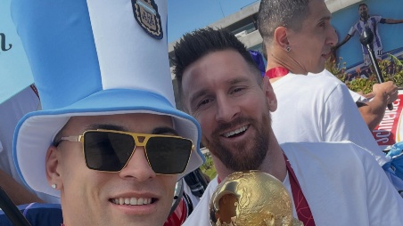 Lautaro Martínez y Lionel Messi en los festejos tras el Mundial 2022