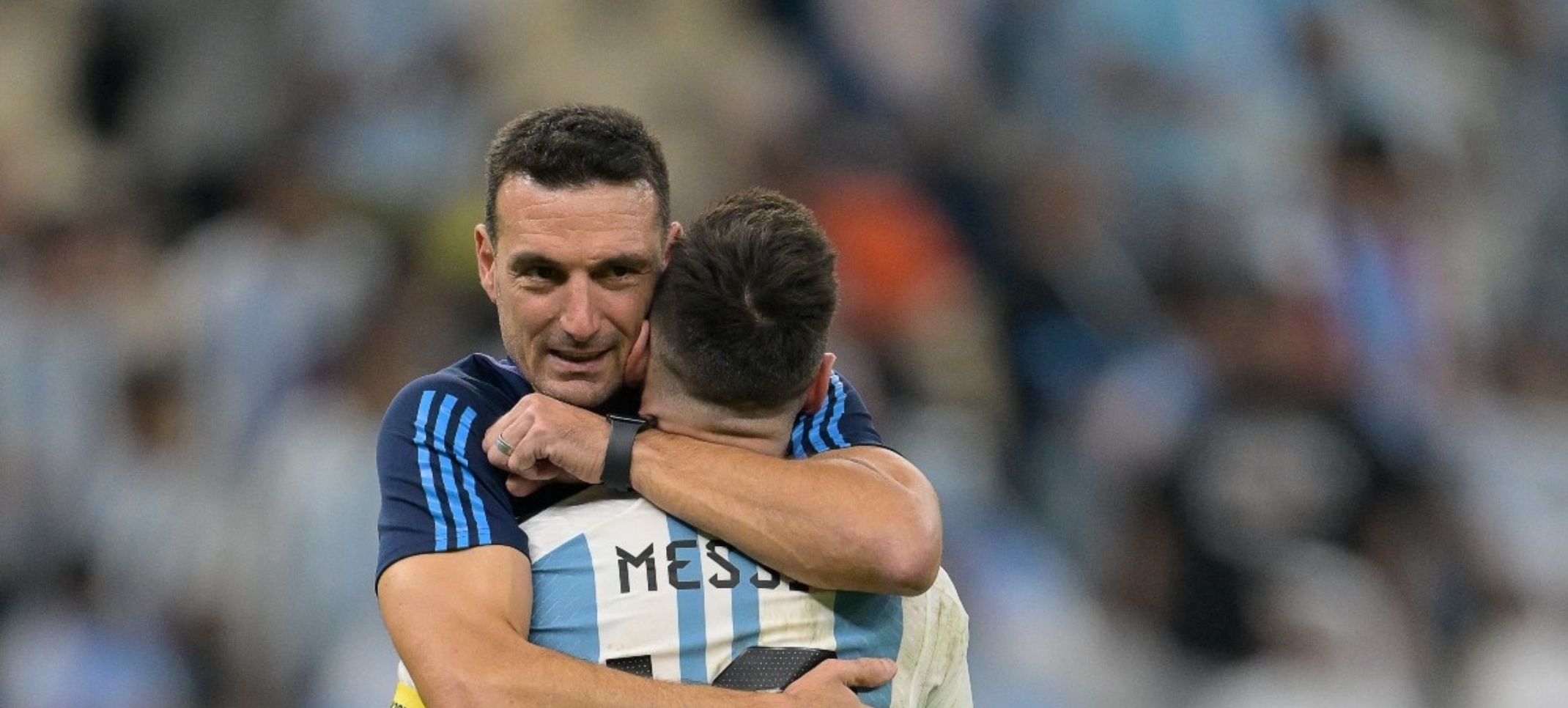 Lionel Scaloni abrazando a Lionel Messi