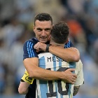 Lionel Scaloni abrazando a Lionel Messi