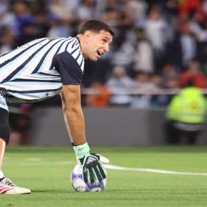 Dibu Martínez y un look distinto para la despedida de Messi