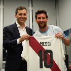 Lionel Messi recibió regalos de River en la previa de su partido de despedida
