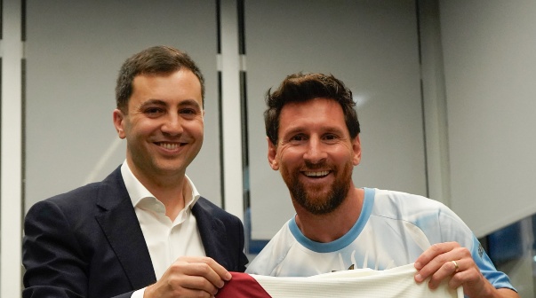 Lionel Messi recibió regalos de River en la previa de su partido de despedida
