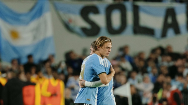 Nico Paz entrando por Rodrigo De Paul en Argentina vs. Benín
