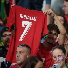 Hinchas de Portugal con la camiseta de CR7