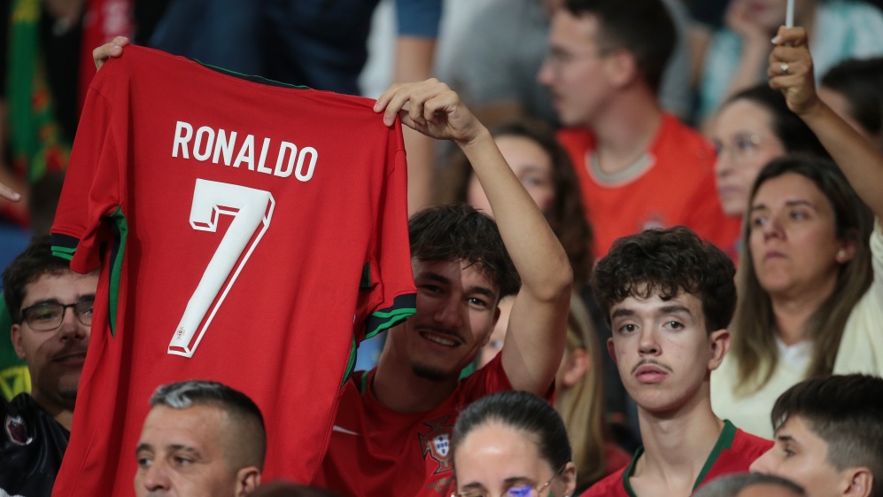 Hinchas de Portugal con la camiseta de CR7