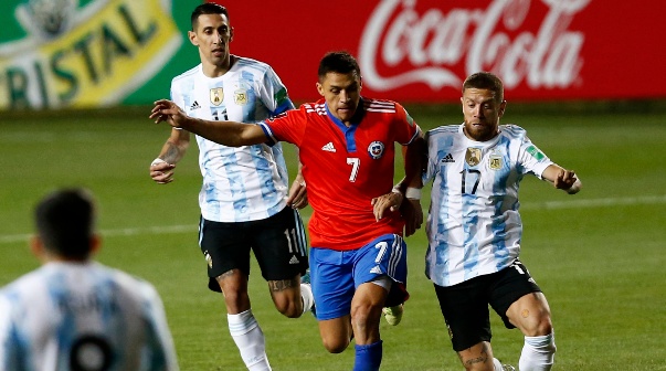 Futbol, Chile vs Argentina.
Eliminatorias a Catar 2022.
El jugador de la seleccion chilena Alexis Sanchez, izquierda, juega el balón contra Argentina durante el partido clasificatorio al mundial de Catar 2022 realizado en el estadio Zorros del Desierto.
Calama, Chile.
27/01/2022
Marcelo Hernandez/Photosport
Football, Chile vs Argentina.
2022 Qatar World Cup qualifier match.
Chile's player Alexis Sanchez, left, play the ball against Argentina during the 2022 Qatar World Cup qualifier match held at Zorros del Desierto stadium.
Calama, Chile.
01/27/2022
Marcelo Hernandez/Photosport