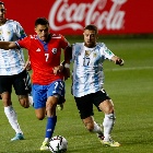 Futbol, Chile vs Argentina.
Eliminatorias a Catar 2022.
El jugador de la seleccion chilena Alexis Sanchez, izquierda, juega el balón contra Argentina durante el partido clasificatorio al mundial de Catar 2022 realizado en el estadio Zorros del Desierto.
Calama, Chile.
27/01/2022
Marcelo Hernandez/Photosport
Football, Chile vs Argentina.
2022 Qatar World Cup qualifier match.
Chile's player Alexis Sanchez, left, play the ball against Argentina during the 2022 Qatar World Cup qualifier match held at Zorros del Desierto stadium.
Calama, Chile.
01/27/2022
Marcelo Hernandez/Photosport