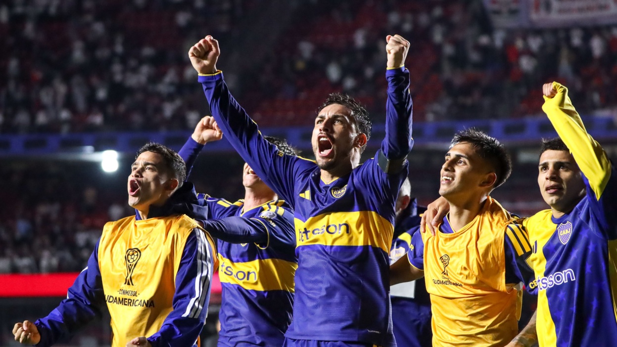 Boca Juniors players celebrate their qualification after drawing 1-1 with Sao Paulo in the second leg of the Copa Sudamericana quarterfinals, at Morumbi Stadium, in the southern zone of Sao Paulo, this Tuesday, September 15, 2026