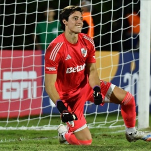 Santiago Beltrán en un amistoso de River con Peñarol