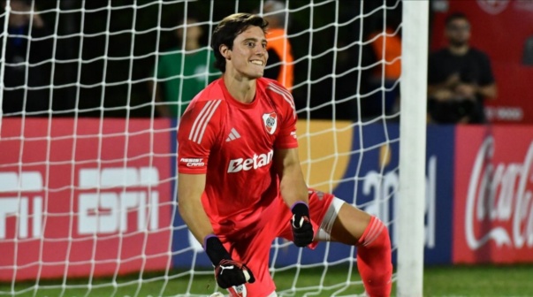 Santiago Beltrán en un amistoso de River con Peñarol