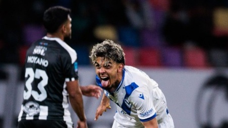Con un golazo de chilena de Ronaldo Martínez, Vélez venció a Central Córdoba