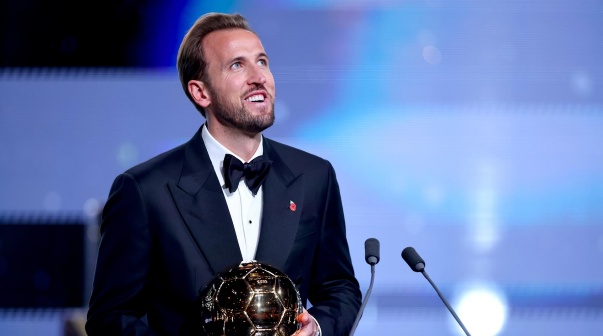 Kane y un reconocimiento especial para un DT argentino tras ganar el Balón de Oro