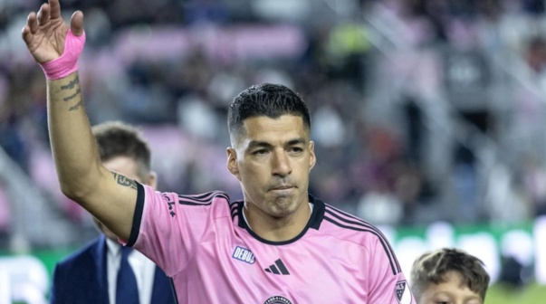 Luis Suárez sorprendió al posar con la camiseta de un gigante del fútbol argentino