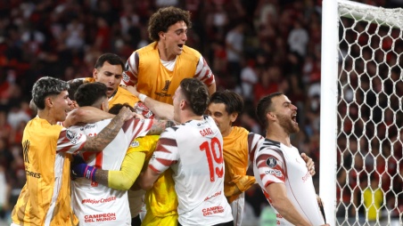 Estudiantes recibió el fallo de la CONMEBOL tras la protesta de Flamengo por Rojo