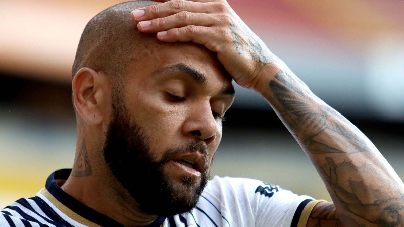 (FILES) In this file photo taken on September 4, 2022 Pumas' Brazilian defender Dani Alves gestures during the Mexican Apertura tournament football match against Atlas at the Jalisco stadium in Guadalajara, Jalisco State, Mexico. - Former Brazil defender Dani Alves was taken into custody on January 20, 2023 in Spain over allegations that he sexually assualted a woman at a Barcelona nightclub in December, police said. The 39-year-old player was summoned to a Barcelona police station where he was (FILES) In this file photo taken on September 4, 2022 Pumas' Brazilian defender Dani Alves gestures during the Mexican Apertura tournament football match against Atlas at the Jalisco stadium in Guadalajara, Jalisco State, Mexico. - Former Brazil defender Dani Alves was taken into custody on January 20, 2023 in Spain over allegations that he sexually assualted a woman at a Barcelona nightclub in December, police said. The 39-year-old player was summoned to a Barcelona police station where he was