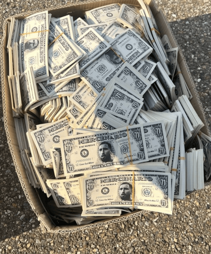 Los billetes que tiraron los hinchas del Milan hacia Donnarumma Los billetes que tiraron los hinchas del Milan hacia Donnarumma