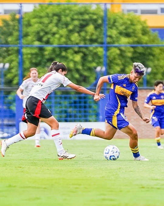 Kishi Núñez, autora del empate parcial entre Boca y River, conduciendo el juego en el Superclásico femenino. Kishi Núñez, autora del empate parcial entre Boca y River, conduciendo el juego en el Superclásico femenino.