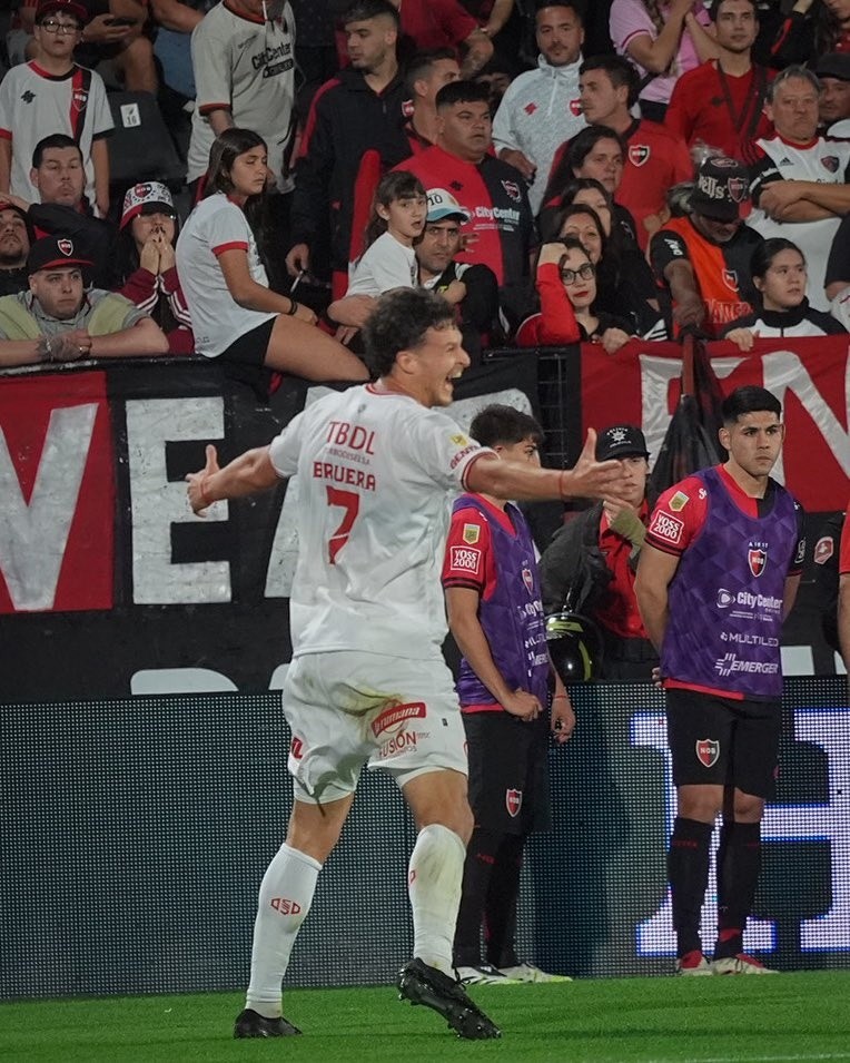 Con polémica, Barracas Central dio el golpe ante Newell's en Rosario Con polémica, Barracas Central dio el golpe ante Newell's en Rosario